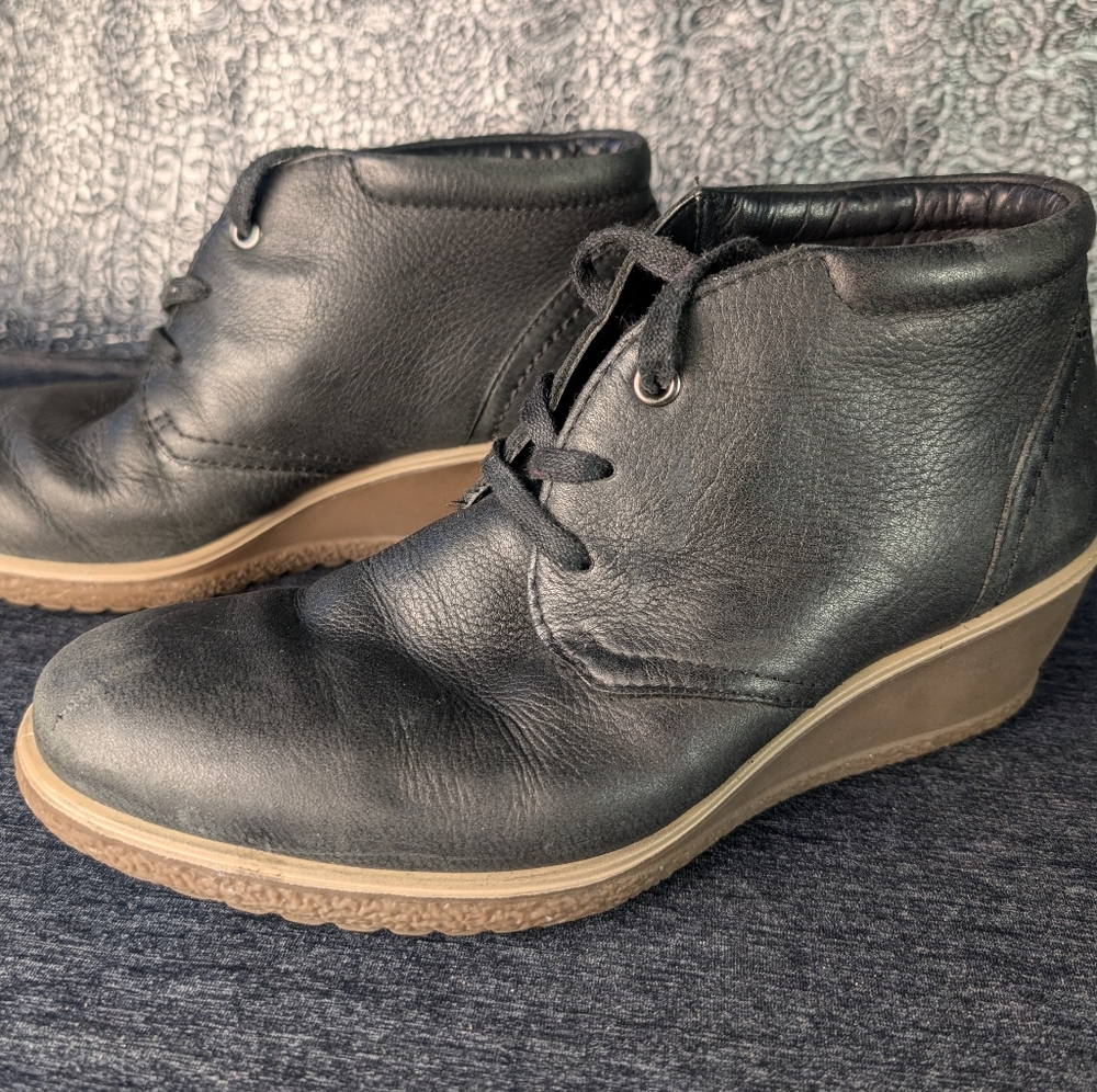 ECCO Black Lace Up Wedge Shoe. Size 39 or 8-8.5 us. Made in Slovakia